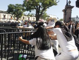 Marchan por segundo día en Morelia por el asesinato de Carlos Manzo; reportan choques con policía estatal