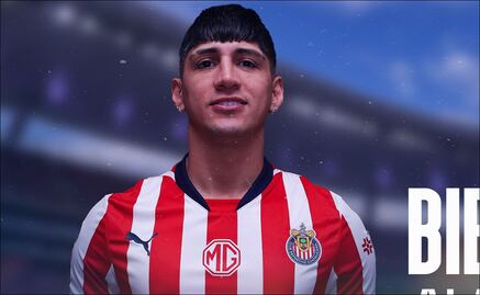 Alan Pulido regresa a las Chivas; "vamos juntos por la 13", asegura