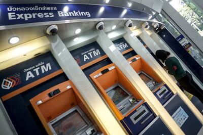 Hombre atrapado dentro de cajero pide auxilio con notas a los clientes