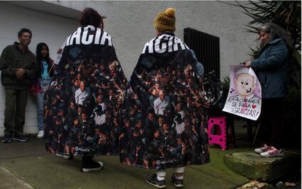 FOTOS: Entre mensajes de despedida y mantas de ¡Gracias! simpatizantes de AMLO esperan afuera de su domicilio