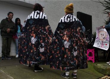 FOTOS: Entre mensajes de despedida y mantas de ¡Gracias! simpatizantes de AMLO esperan afuera de su domicilio