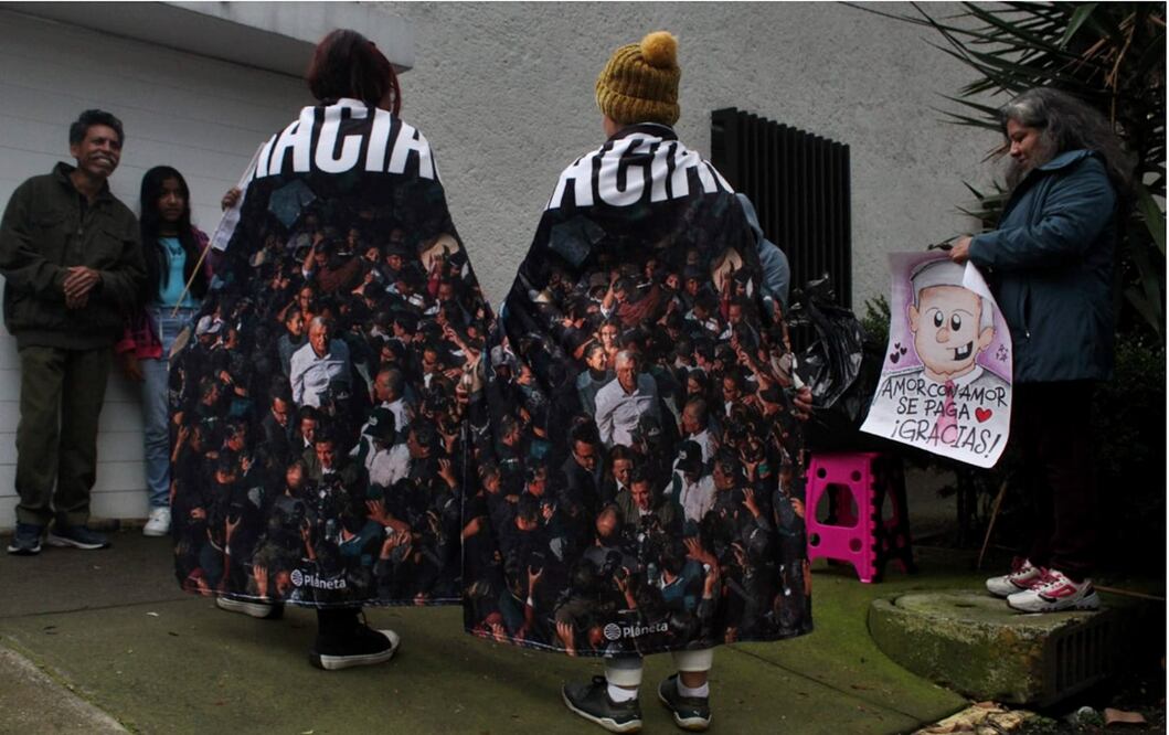 Simpatizantes de Andrés Manuel López Obrador acudieron a su domicilio al sur de la Ciudad de México, para despedirse de él antes de que salga rumbo a San Lázaro donde entregará la banda presidencial a Claudia Sheinbaum.
Fotos: Francisco Rodríguez/EL UNIVERSAL
