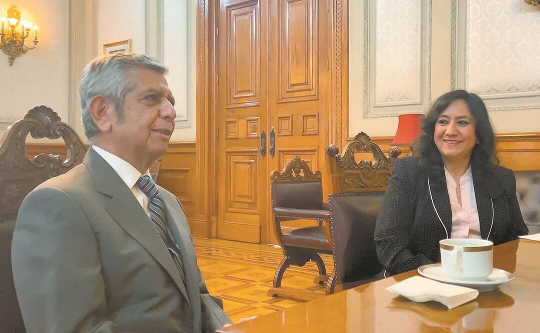 El nuevo titular de la SFP, Roberto Salcedo Aquino, y su antecesora Irma Eréndira Sandoval Ballesteros en Palacio Nacional para el cambio de estafeta. Foto: PRESIDENCIA