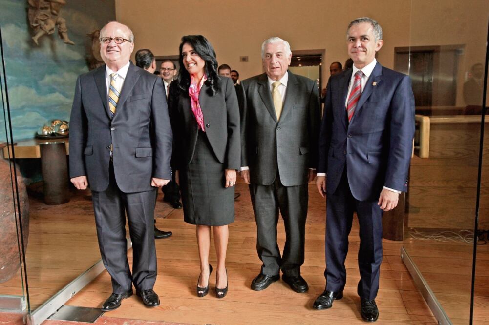 Graco Ramírez, gobernador de Morelos; Alejandra Barrales, presidenta nacional del PRD; Arturo Núñez, gobernador de Tabasco, y Miguel Ángel Mancera, jefe de Gobierno de la Ciudad de México, se reunieron en el Club de Industriales (JUAN REYES. EL UNIVERSAL)