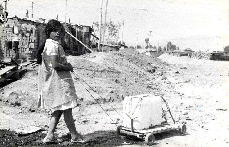 En el estado de México, una zona que en más de una ocasión ha enfrentado lo peor de la escasez de agua es Valle de Chalco, donde la situación orilló a la población a recurrir hasta a los más pequeños del hogar a acarrear agua. Archivo EL UNIVERSAL.