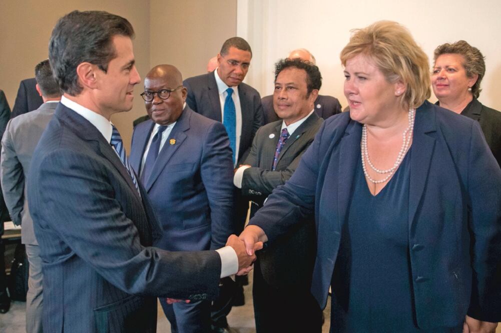 El presidente Enrique Peña Nieto, y la ministra Noruega, Erna Solberg, durant e el Panel de Alto Nivel para Construir una Economía Oceánica Sostenible. (PRESIDENCIA)
