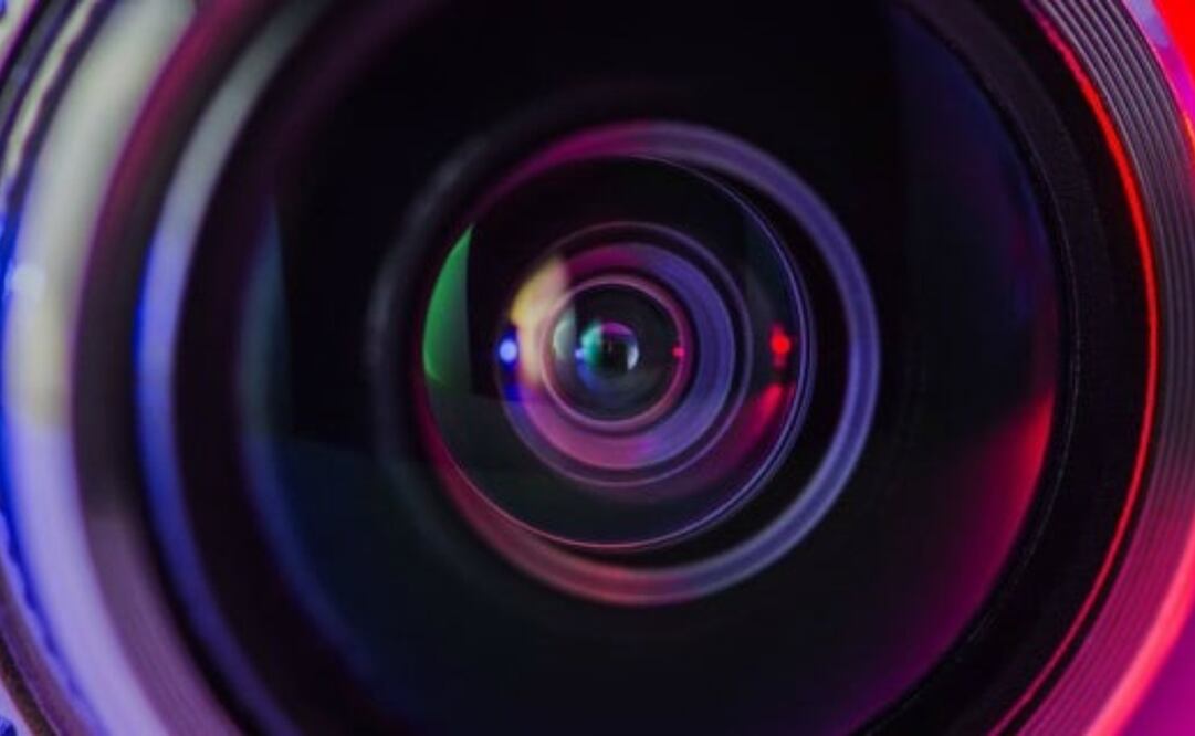 Al combinar las cámaras de seguridad convencionales con inteligencia artificial, en teoría es posible identificar cuando las personas se acercan demasiado o no usan cubrebocas