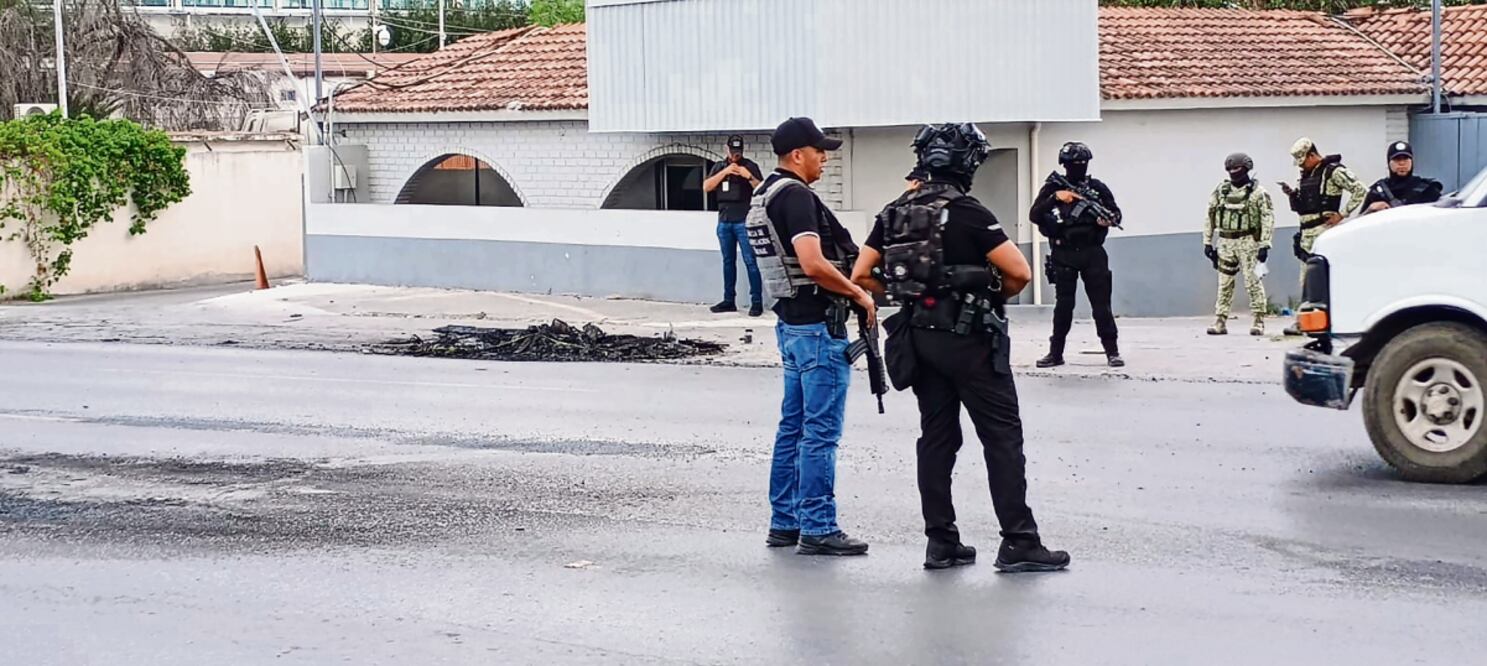Fue hasta la tarde de ayer que al lugar de los hechos llegaron camionetas blancas, sin logotipos visibles, para resguardar el sitio. Foto: Sandra Tovar / EL UNIVERSAL