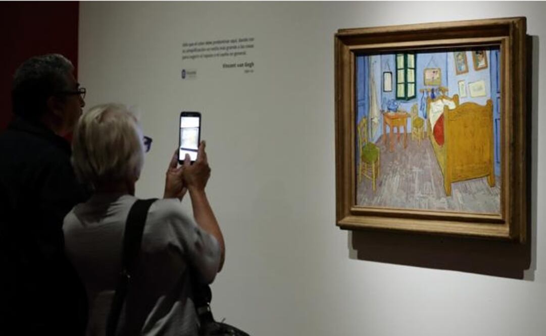 Visitors observe “Vincent's Bedroom in Arles" – Photo: José Méndez/EFE