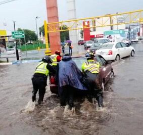 SSP de Michoacán brinda auxilio tras tromba en Morelia
