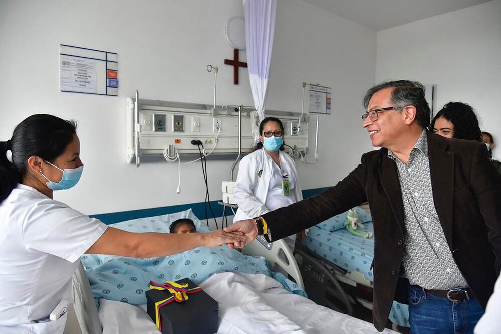 Gustavo Petro saluda a una enfermera, durante su visita, al hospital donde son atendidos los niños rescatados de la selva colombiana. AFP
