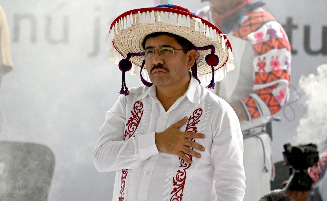 El ministro presidente electo Hugo Aguilar durante la entrega de bastón de mando de pueblos indígenas en el Zócalo capitalino este lunes 1 de septiembre de 2025. Foto: AFP
