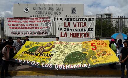 Padres de los 43 de Ayotzinapa protestan en Chilpancingo, Guerrero