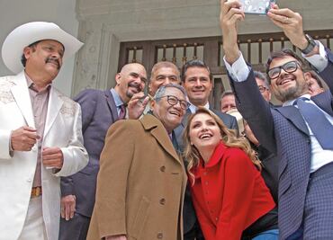 Instruye EPN difundir obra de los cantautores del país