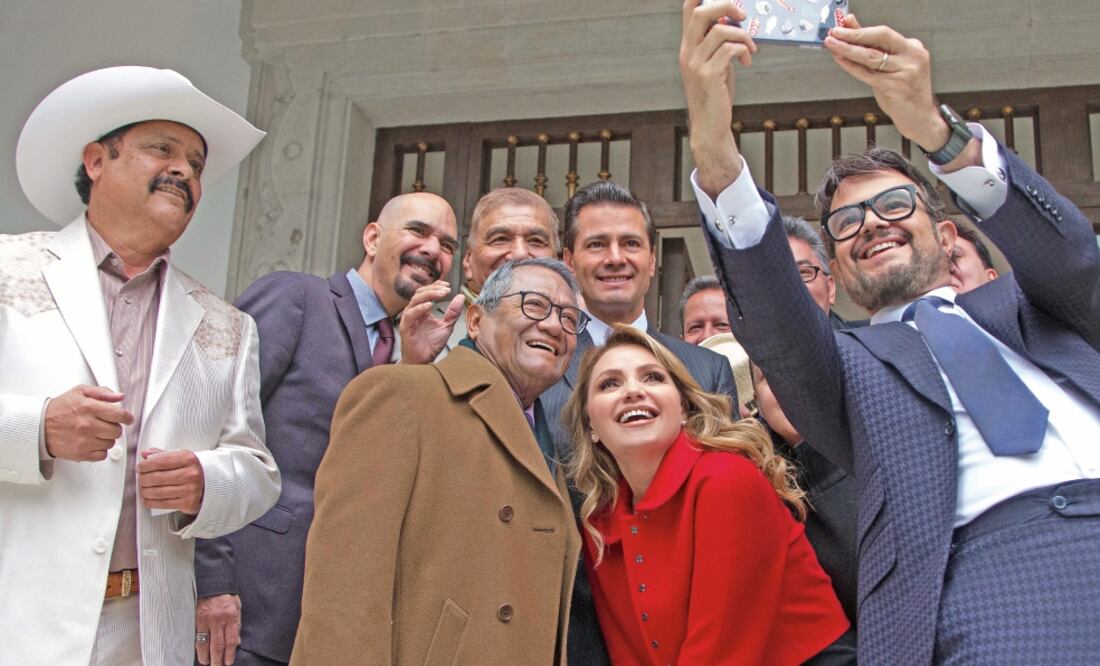 El presidente Enrique Peña Nieto, acompañado de su esposa,se reunió en la Residencia Oficial de Los Pinos con miembros de la Sociedad de Autores y Compositores de México, encabezados por su dirigente, Armando Manzanero. (FOTO: PRESIDENCIA)