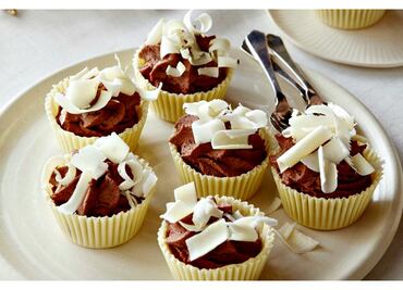 Crema de Mascarpone y Chocolate Negro en Tazas de Chocolate Blanco