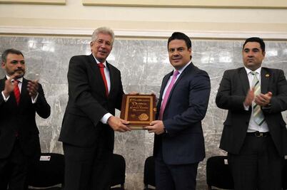 Entrega Ruiz Esparza facsimilar de la Constitución en Jalisco