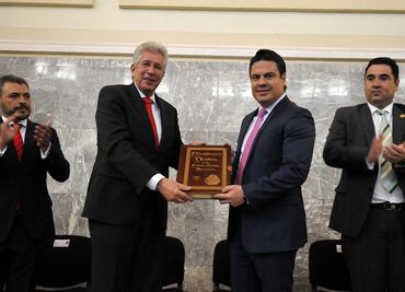 Entrega Ruiz Esparza facsimilar de la Constitución en Jalisco