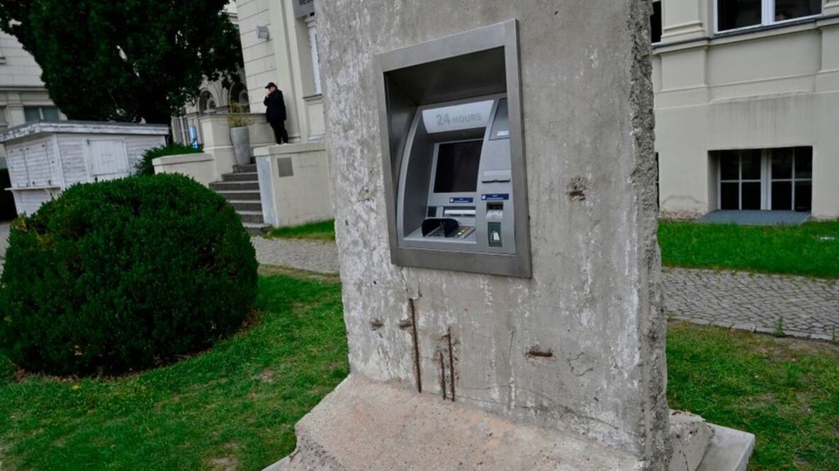 Una intervención artística en Berlín muestra un pedazo del Muro que sostiene un cajero electrónico (Foto: Getty Images)