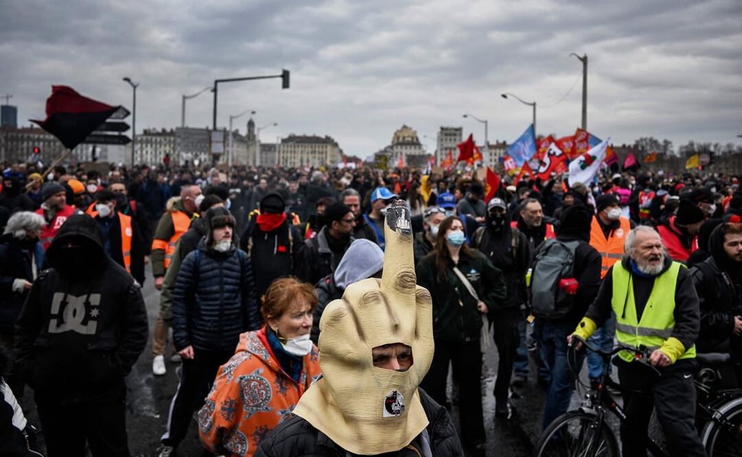 Un manifestante, con una máscara que representa un dedo de honor, participa en una manifestación en Lyon, centro-este de Francia. Foto: AFP
