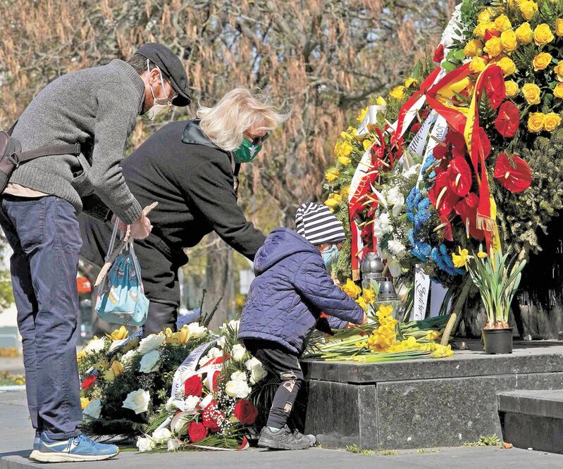 Ciudadanos dejan flores en el memorial al levantamiento del gueto de Varsovia contra los nazis, en el aniversario 77, en la capital polaca. Foto: JANEK SKARZYNSKI. AFP