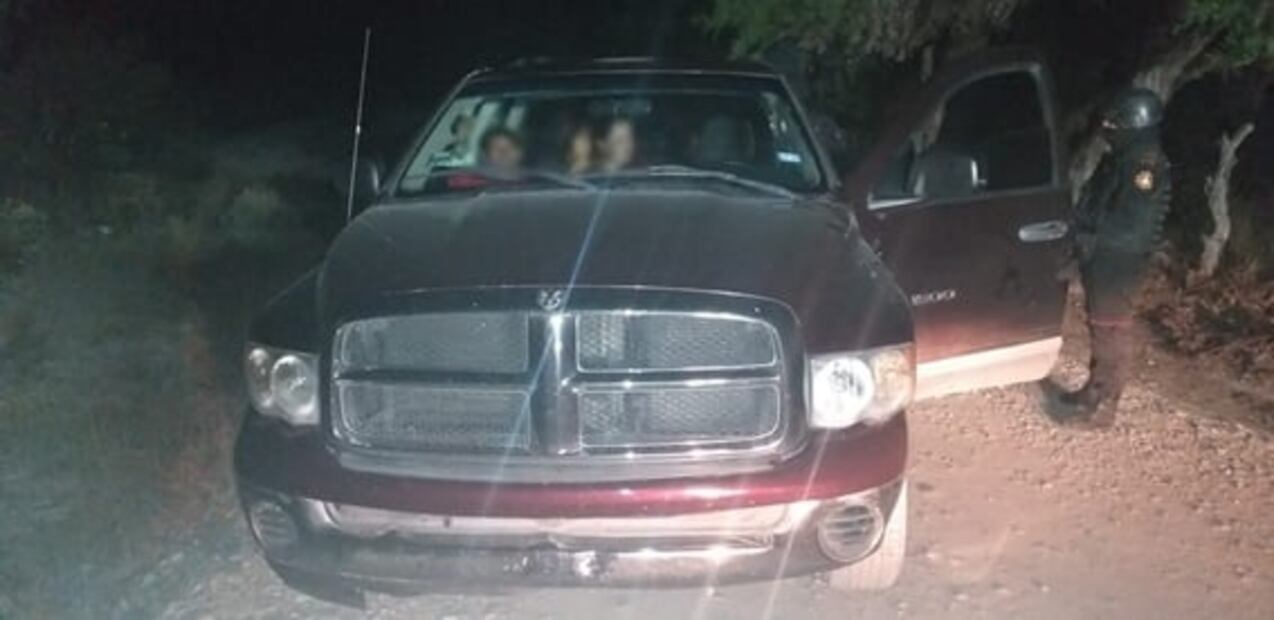 Detienen a presunto “pollero” que transportaba a centroamericanos