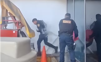 Policía humilla y moja a compañero en la GAM; SSC CDMX ya investiga