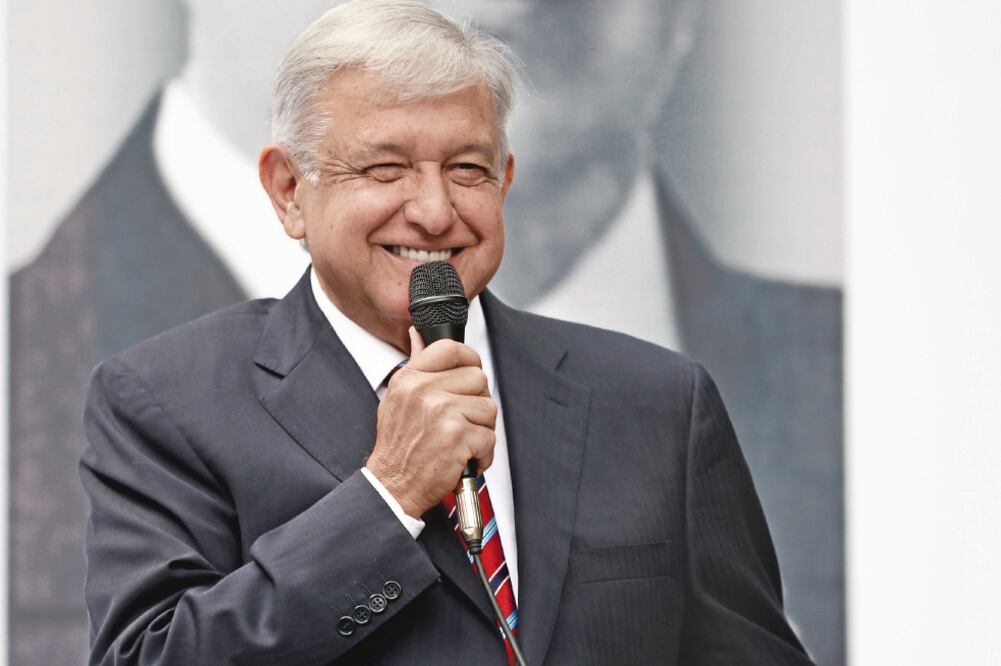 Andrés Manuel López Obrador informó que posiblemente el 26 de septiembre se reúna con los padres de los 43 normalistas desaparecidos de Ayotzinapa. (LUCÍA GODÍNEZ. EL UNIVERSAL)