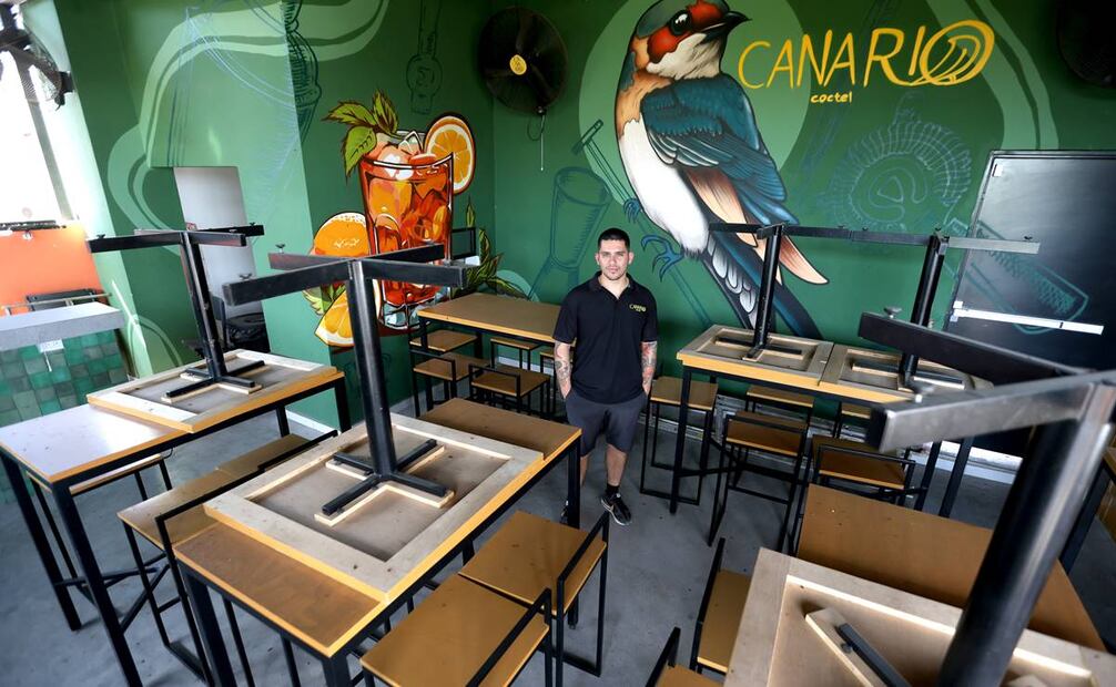 Marco Iván Torres Sandoval, socio del restaurante Canario, expone que la violencia le ha generado una baja del 70% de las ventas / Foto: Diego Prado. EL UNIVERSAL