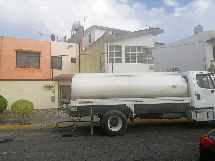 Mientras el abastecimiento de agua se regulariza en Cuautitlán Izcalli, los vecinos compran pipas. Foto: Especial