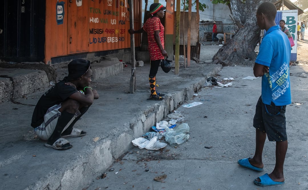 Personas esperan cerca a la Penitenciaría Nacional este domingo, en Puerto Príncipe (Haití). Foto: EFE