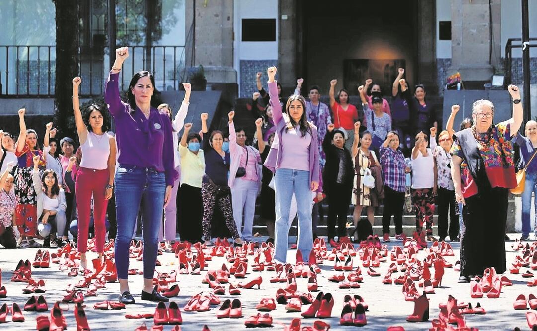Con la exposición de pares de zapatos rojos, la alcaldesa recordó a Vania, Inés, Brenda y Laura, víctimas de feminicidio en Álvaro Obregón. Foto: ESPECIAL