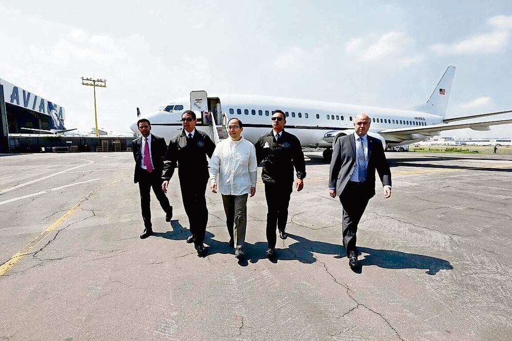 Zhenli Ye Gon (centro) fue extraditado este martes a México, por lo que arribó al aeropuerto de Toluca, de donde fue inmediatamente trasladado al Centro Federal de Readaptación Social número uno (PGR)