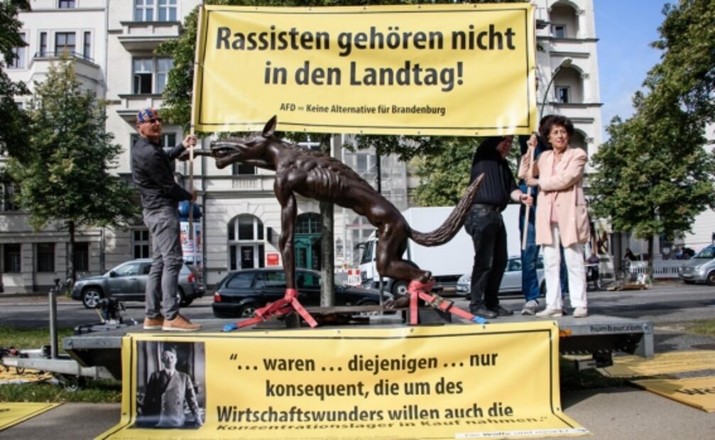 Artista planta estatua de lobo nazi frente a la sede de partido de extrema derecha