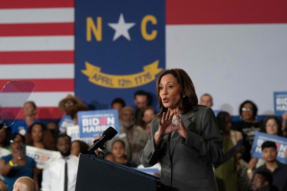 Si Kamala Harris reemplazara a Biden como candidata demócrata, las preferencias de voto serían de 49% para Harris y 46% para Trump, entre todos los adultos (y de 49%-47% entre los votantes registrados). Foto: AFP/Archivo