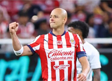 Tunden a Chicharito Hernández por presumir título de la Kings League; "Así duerme un campeón"