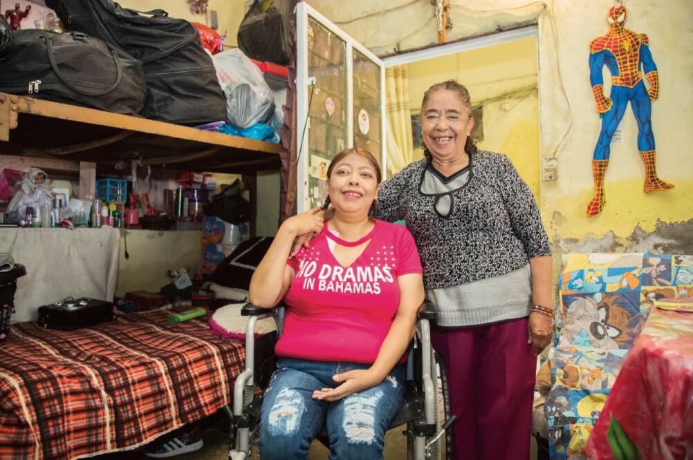 Rosa (izquierda) vive con su madre y su esposo, quienes la ayudan. (YADÍN XOLALPA. EL UNIVERSAL)