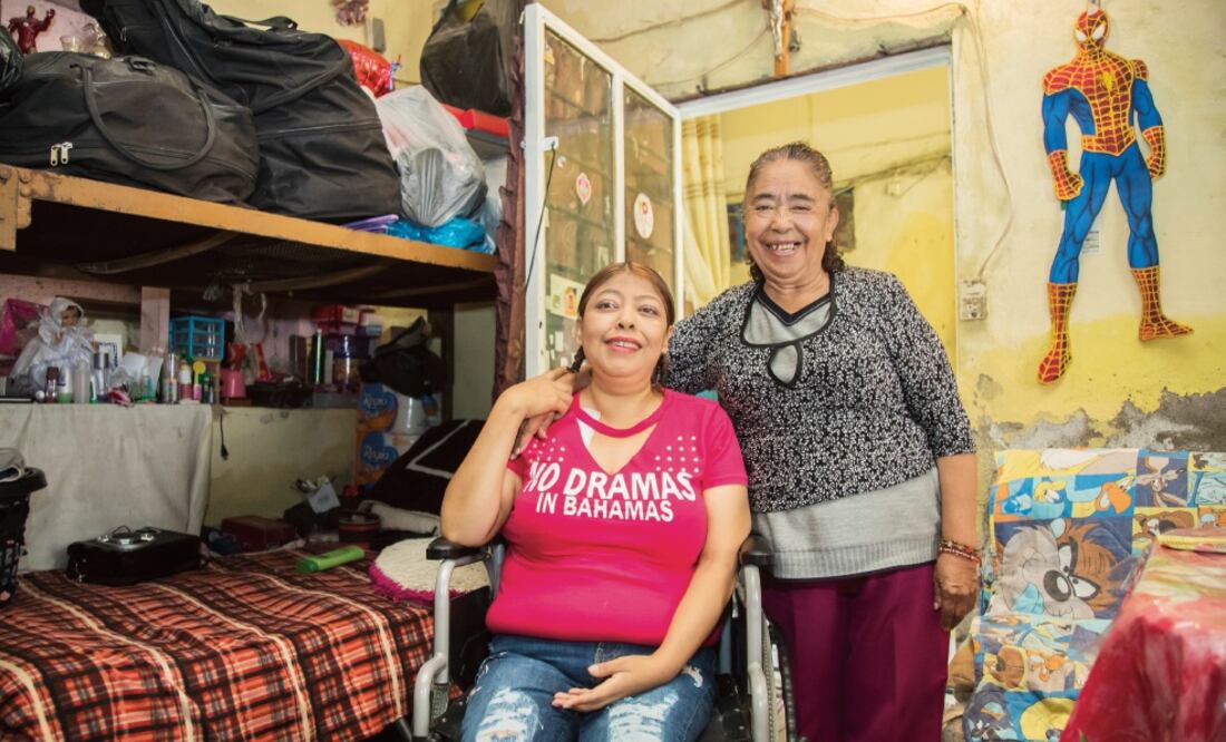Rosa (izquierda) vive con su madre y su esposo, quienes la ayudan. (YADÍN XOLALPA. EL UNIVERSAL)