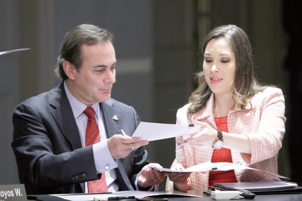 Juan Pablo Castañón, presidente de la Coparmex, y Ximena Puente, titular del INAI, ayer durante la firma de un convenio entre ambas instituciones (CARLOS MEJÍA. EL UNIVERSAL)