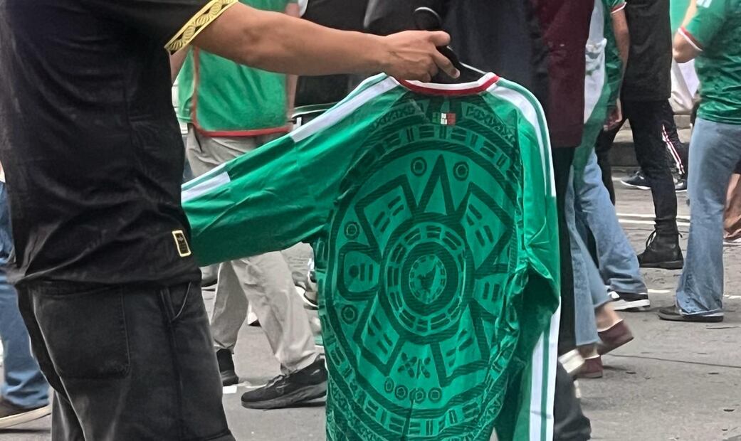 Mercancía pirata de la Selección Mexicana, durante el Mundial de 2026 - Foto: Fernanda Dávalos | EL UNIVERSAL