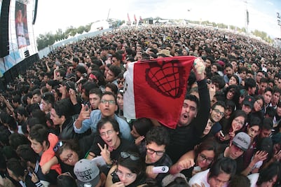 Penachos y faldas cortas desfilan por el festival