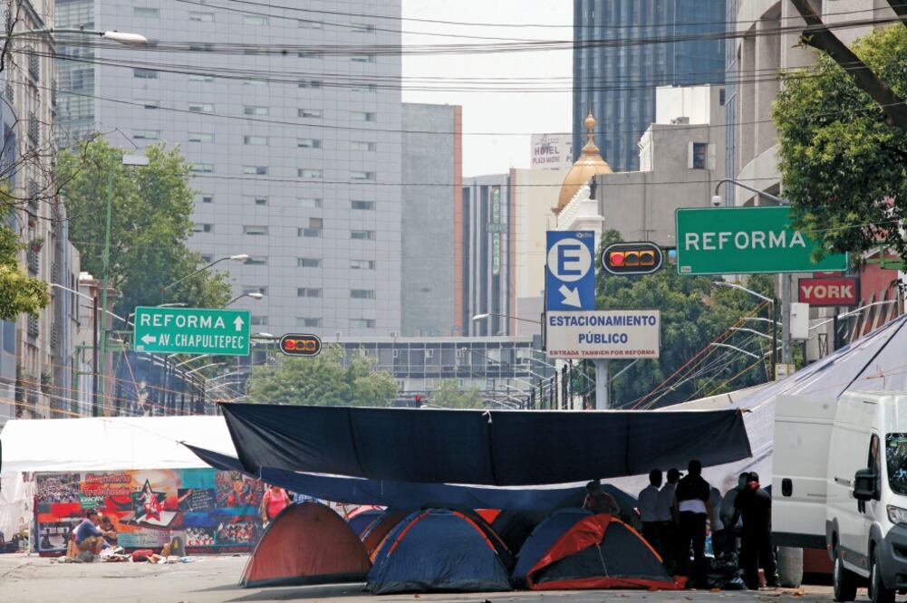Los profesores se mantendrán tres días en el plantón y regresarán a su lugar de origen para evitar ser cesados, pero vendrán otros a seguir con el movimiento (VALENTE ROSAS. EL UNIVERSAL)