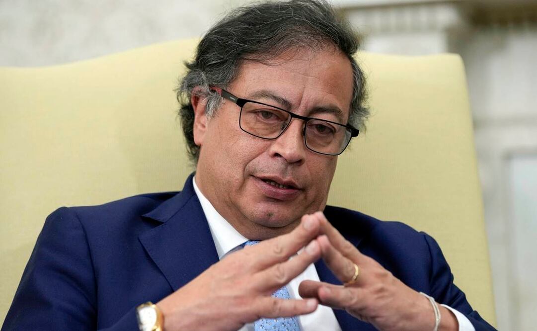 Colombia celebra el Día de la Independencia con desfile militar marcado por abucheos a Petro por llegar tarde e irse antes de terminar el desfile. Foto: AP