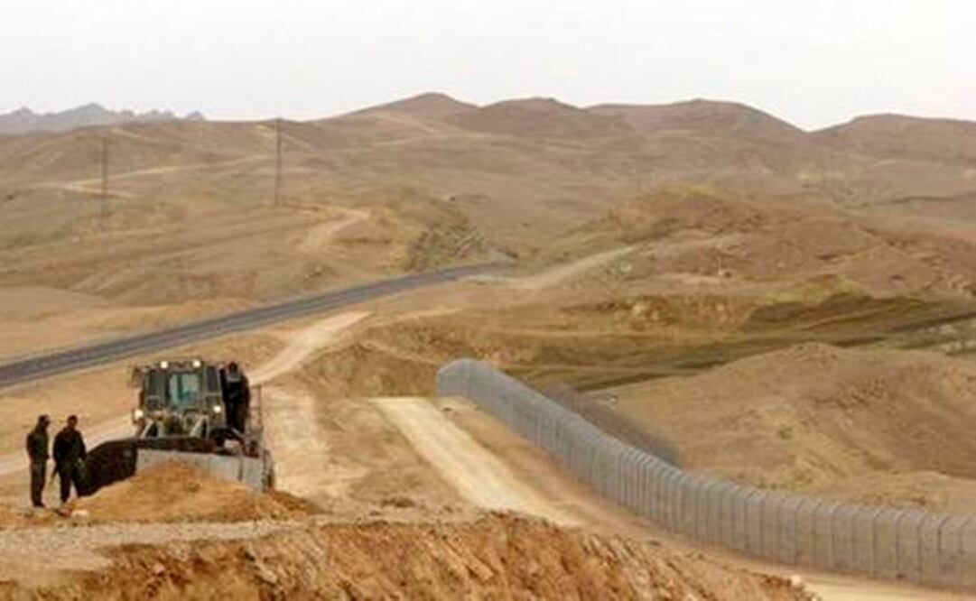 Photo: fence along the border with Egypt in southern Israel / AP