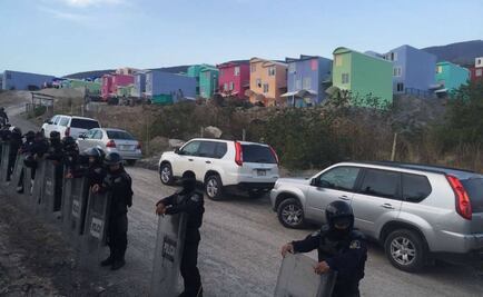 Policía desaloja a invasores de fraccionamiento en Guerrero