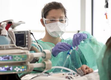 Podría haber nuevo brote de Covid-19 en otoño, advierte experto chino