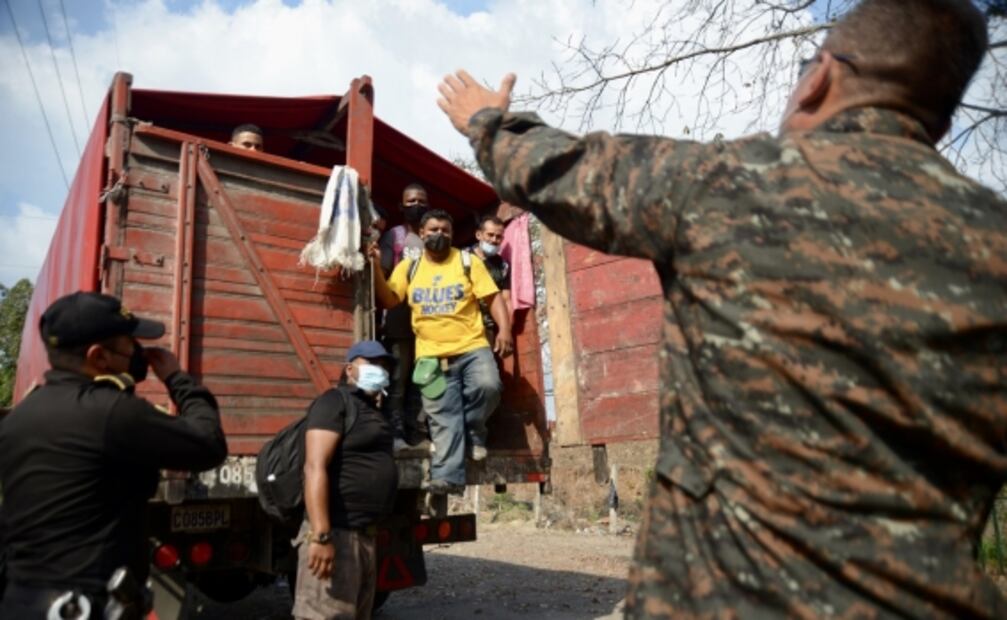 Aumento en la venta de flores y coronas, Metro sin servicio y protestas de ciclistas, entre las fotos de la semana