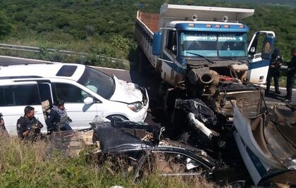 Mueren 4 policías y un civil en accidente carretero en Michoacán