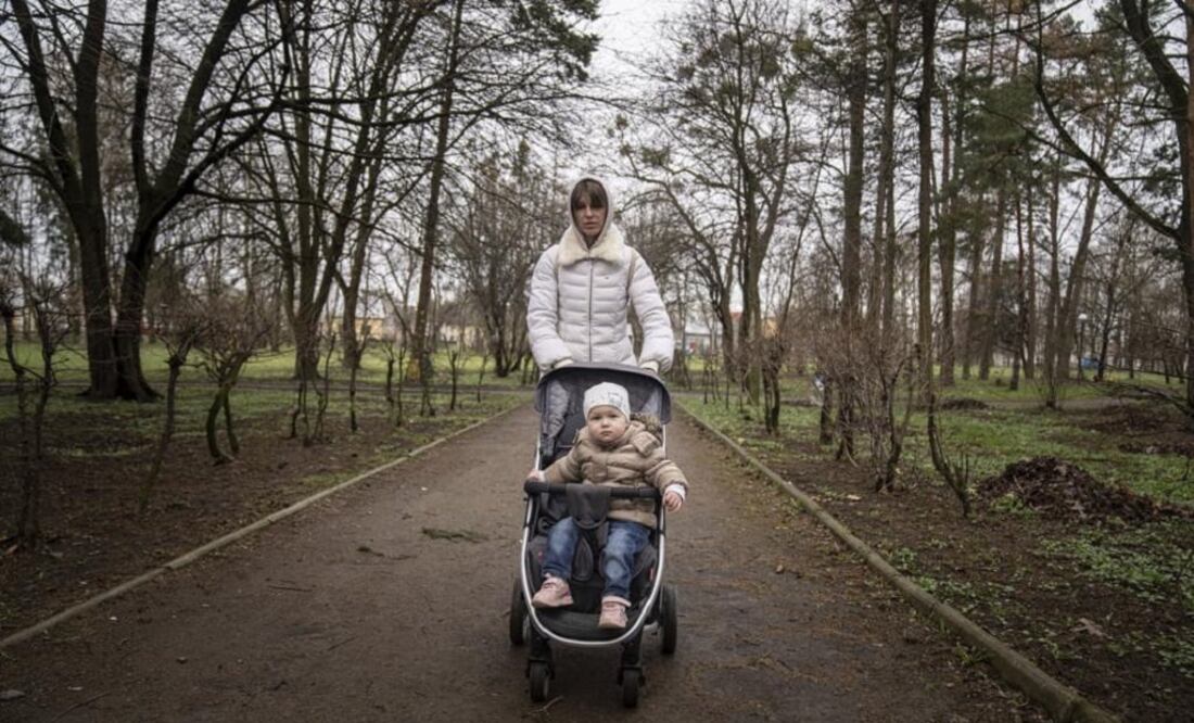 La ucraniana Viktoria Kovalenko, con su bebé. Foto: AP
