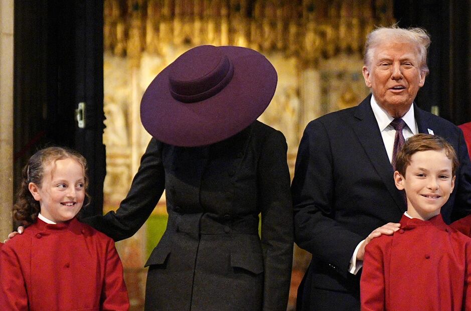 El presidente estadounidense Donald Trump y la primera dama Melania Trump posan con jóvenes miembros del coro en la Capilla de San Jorge del Castillo de Windsor. Foto: AFP
